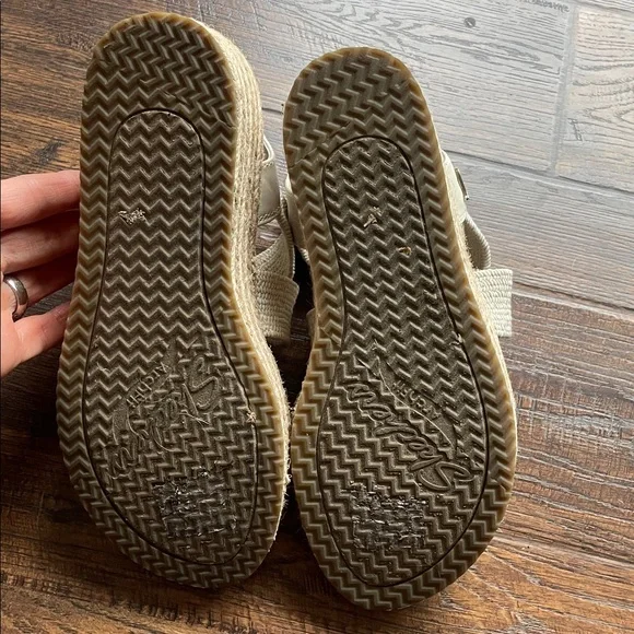 Skechers Women's Cream Sandals - Picture 5 of 5